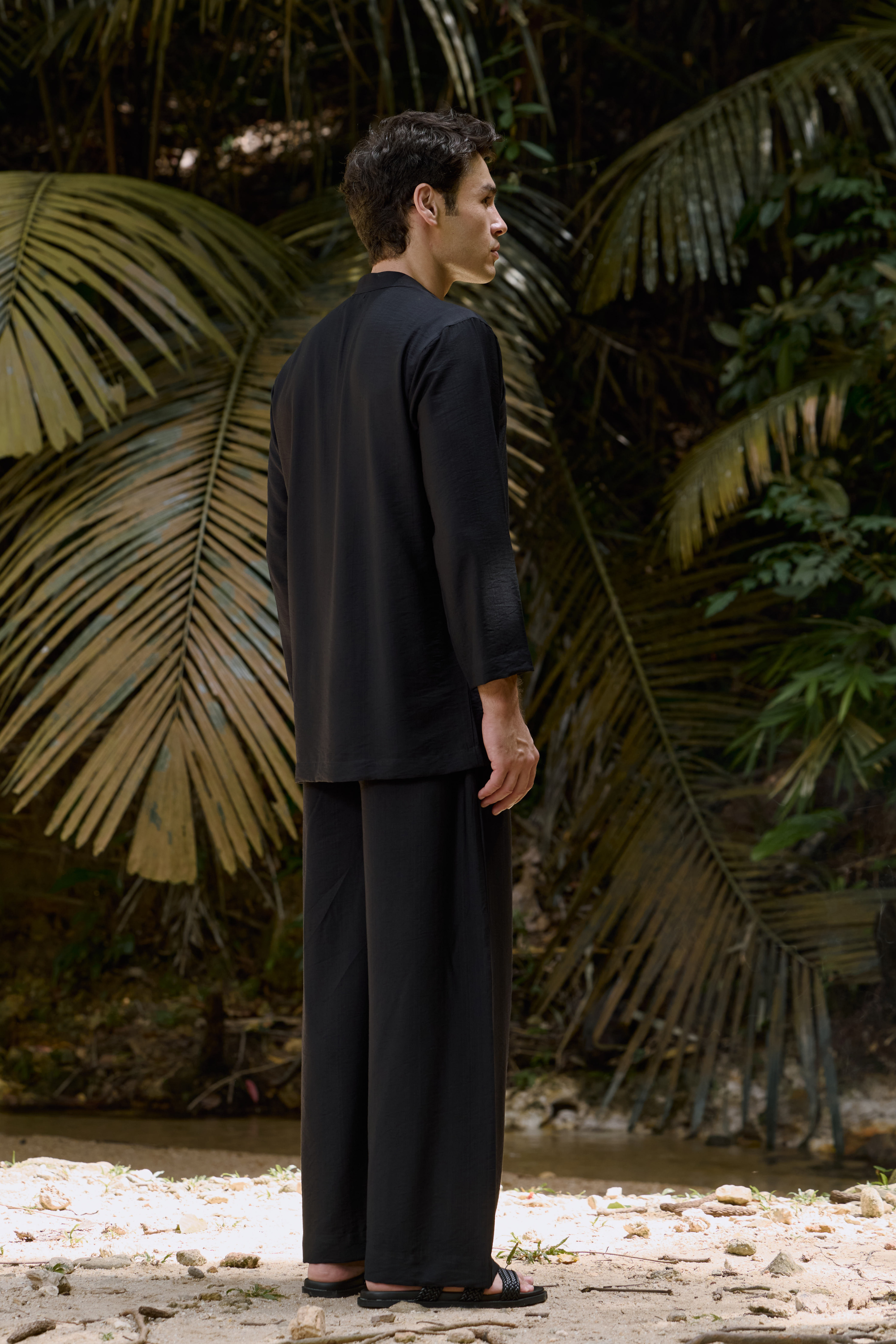 Wiranta Linen Set in Black